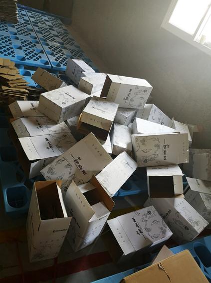 實業公司全員齊上陣，爭分奪秒完成健康產品中秋禮盒的包裝工作